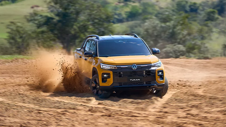 Volkswagen Tukan Amarelo Canário em movimento